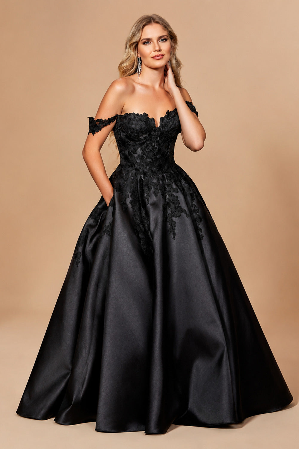 Rutipo Black Ball-Gown Sweetheart Sleeveless Court Train Wedding Dresses With Lace