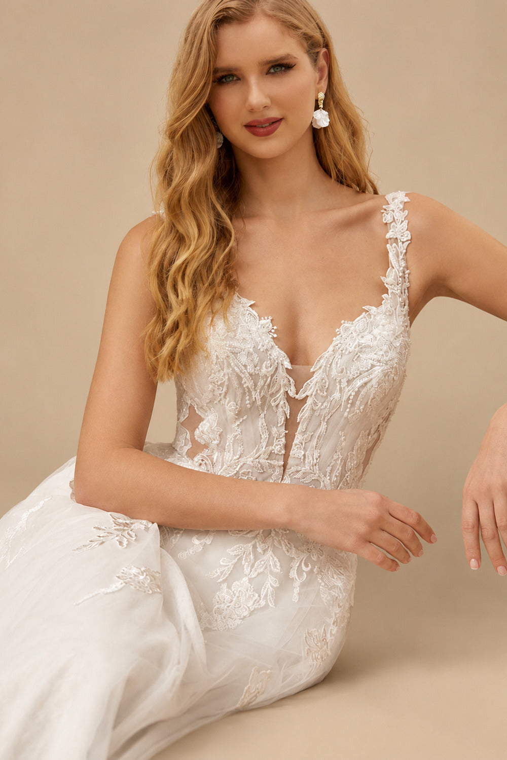 Rutipo Ivory A-Line V-Neck Sleeveless Sweep Train Tulle Wedding Dresses With Appliques Lace